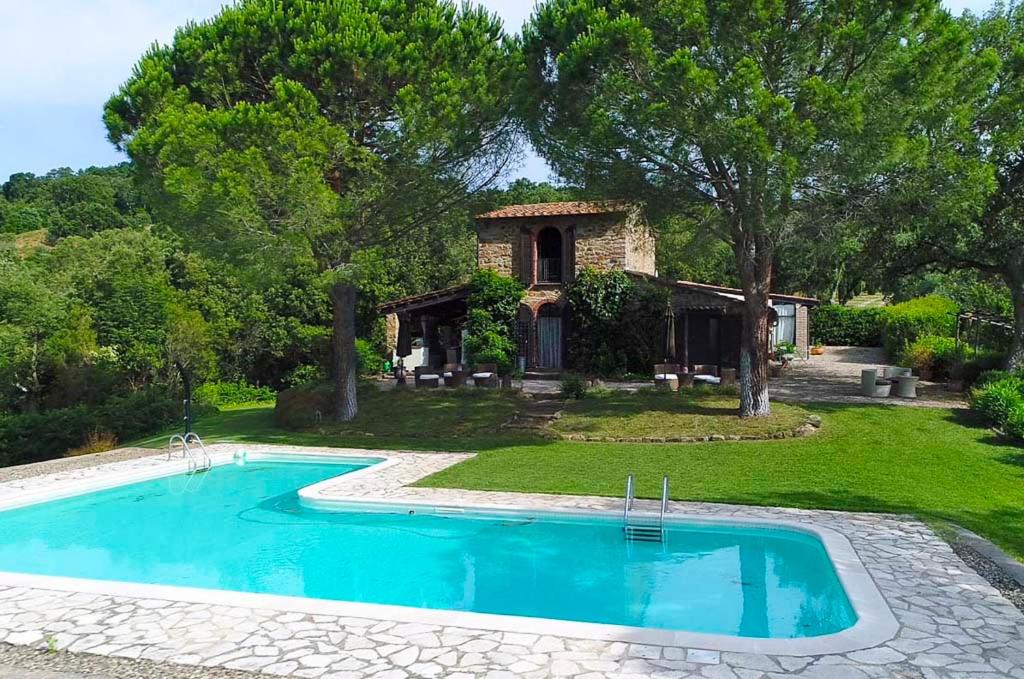 una casa con piscina di fronte a un cortile di Il Falco - Rustico-Villa mit privatem Pool in Alleinlage a Caldana