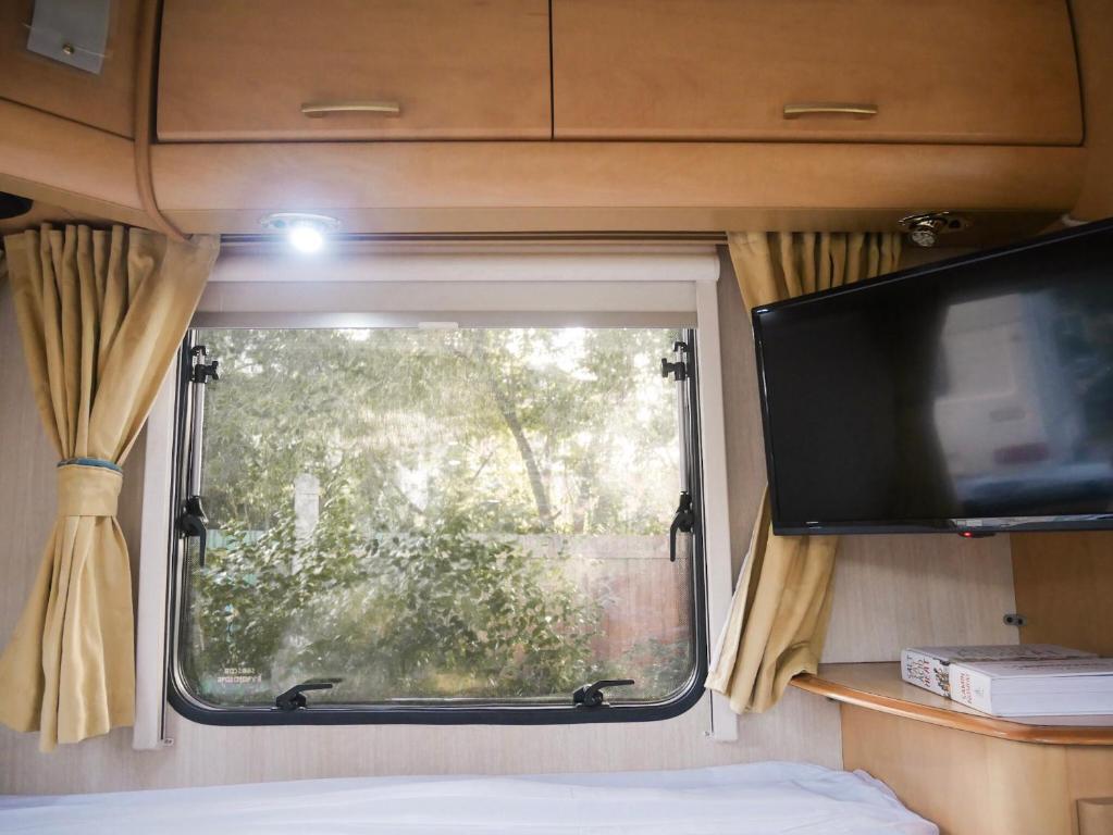 TV a/nebo společenská místnost v ubytování Nice Nite Campervans