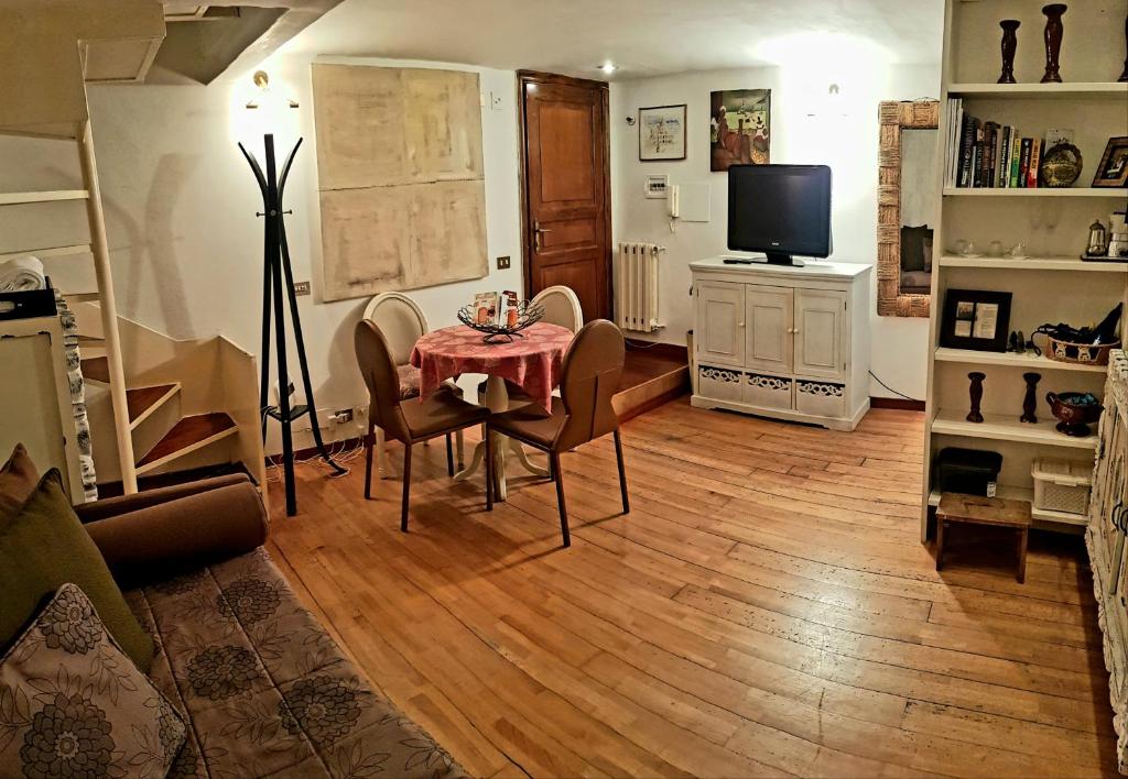 A television and/or entertainment centre at Navona Best House