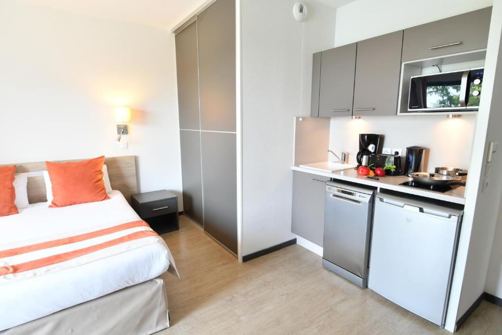 Majoituspaikan Appart-Hôtel Mer & Golf City Bordeaux - Bruges keittiö tai keittotila