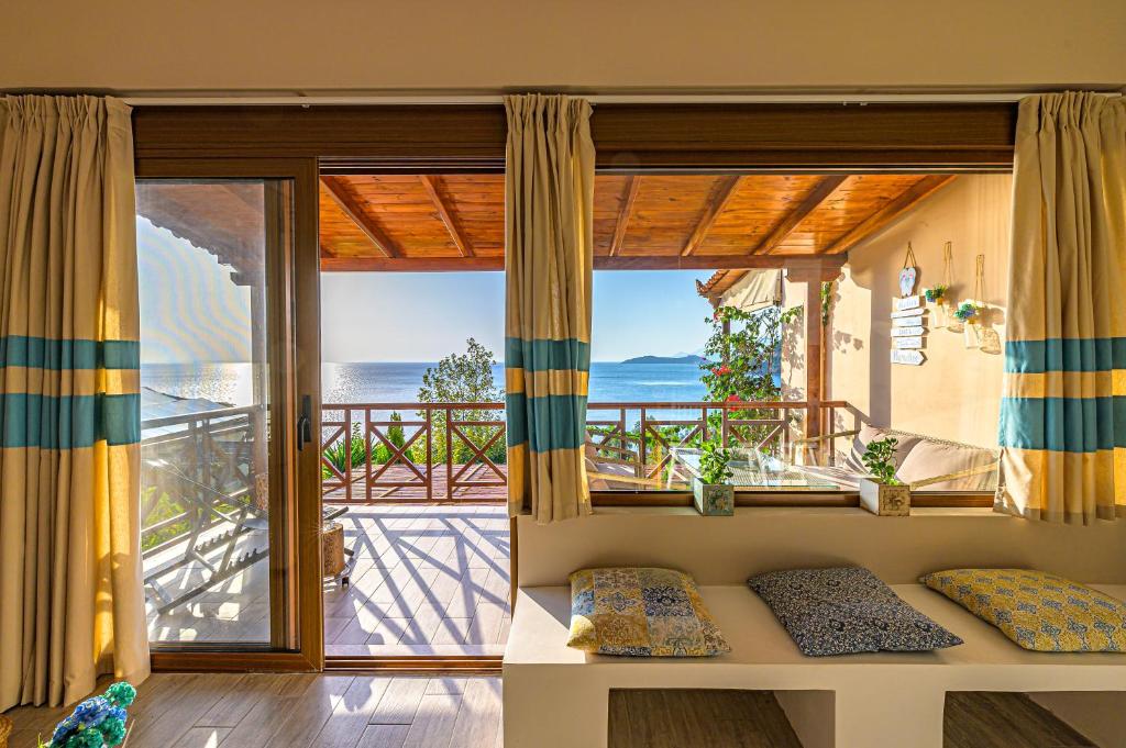 ein Wohnzimmer mit Meerblick in der Unterkunft Paralio Astros Beachfront Suites in Xiropigado