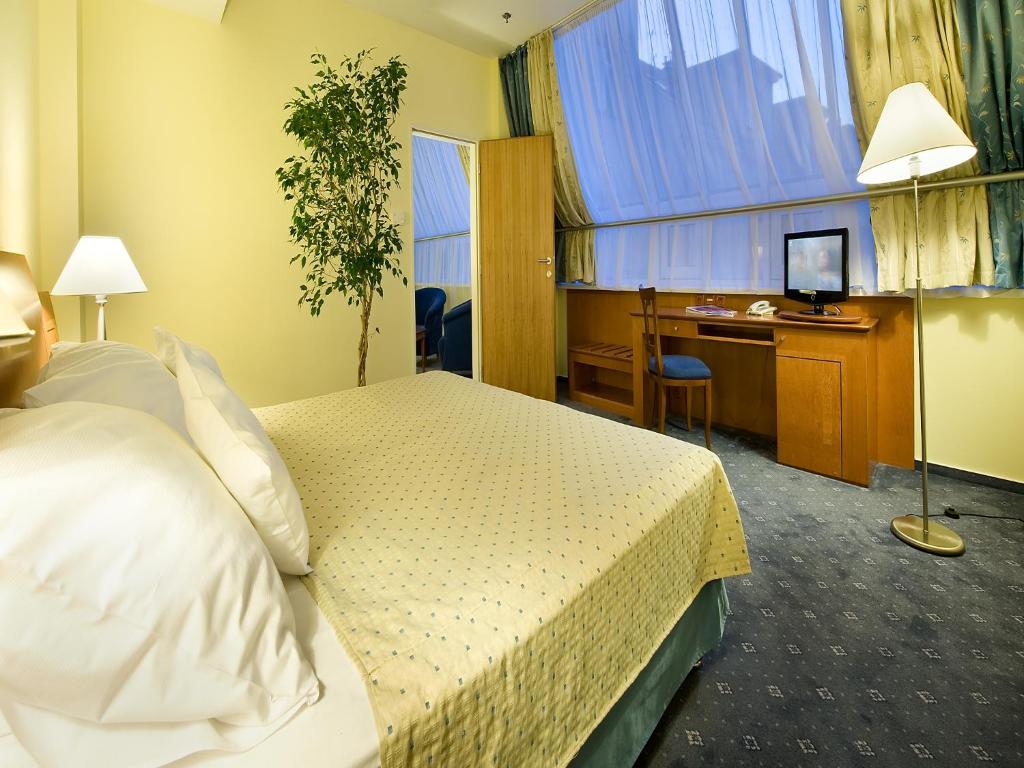 Postel nebo postele na pokoji v ubytování Ramada Prague City Centre