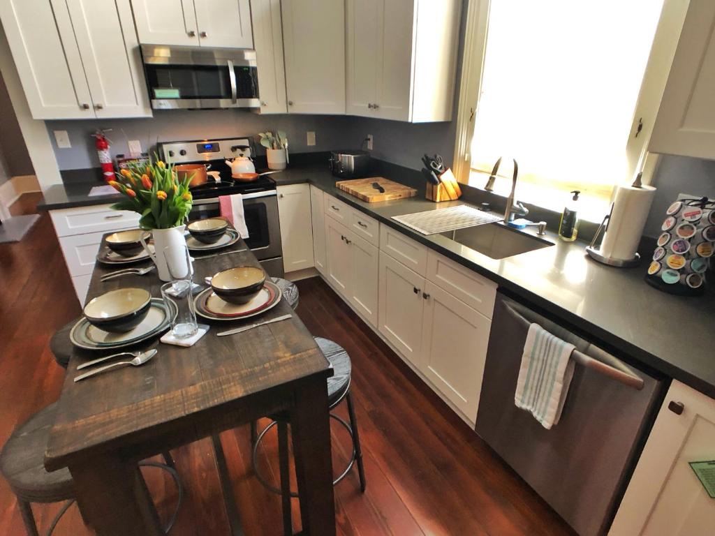 Luxury Historic Shotgun Home in Lower Garden District - Maison De Deux Chambres