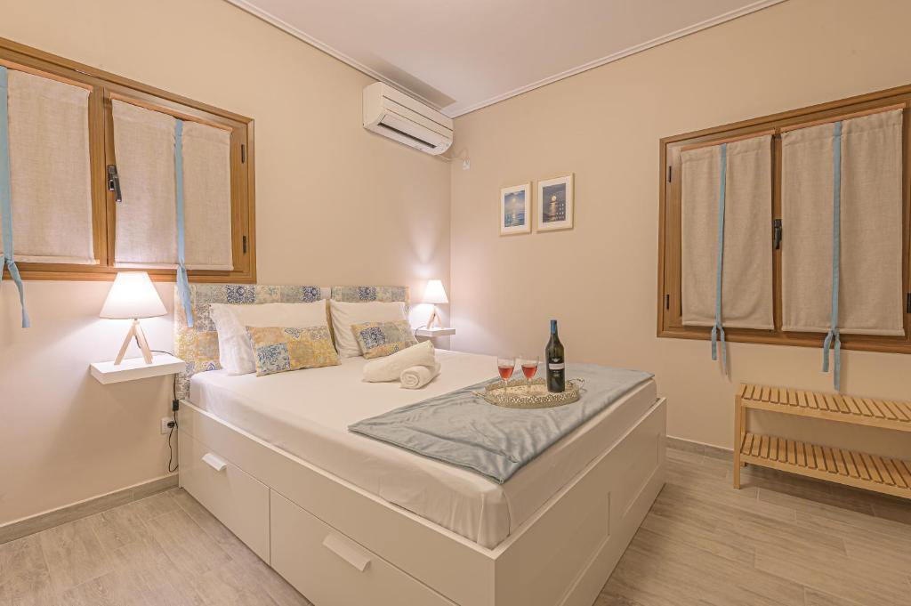 Postel nebo postele na pokoji v ubytování Paralio Astros Beachfront Suites