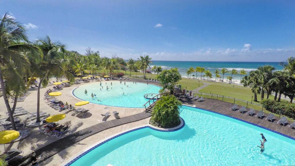 - une vue sur la piscine d'un complexe dans l'établissement Résidence Pierre & Vacances Premium Les Tamarins, à Sainte-Anne