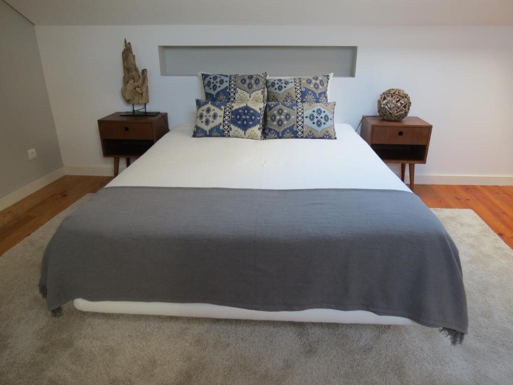 um quarto com uma cama grande e 2 mesas de cabeceira em Belém 25, duplex apartment em Lisboa