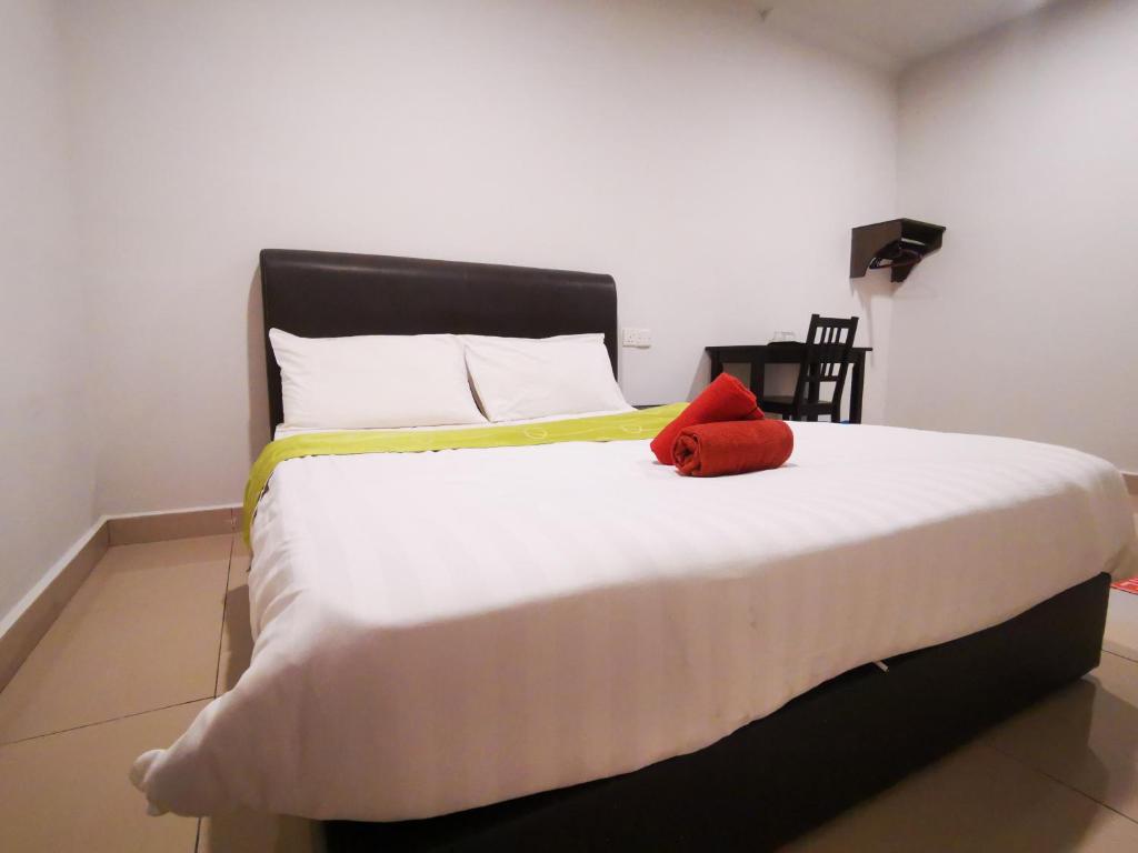 Postel nebo postele na pokoji v ubytování Clover Hotel Port Dickson
