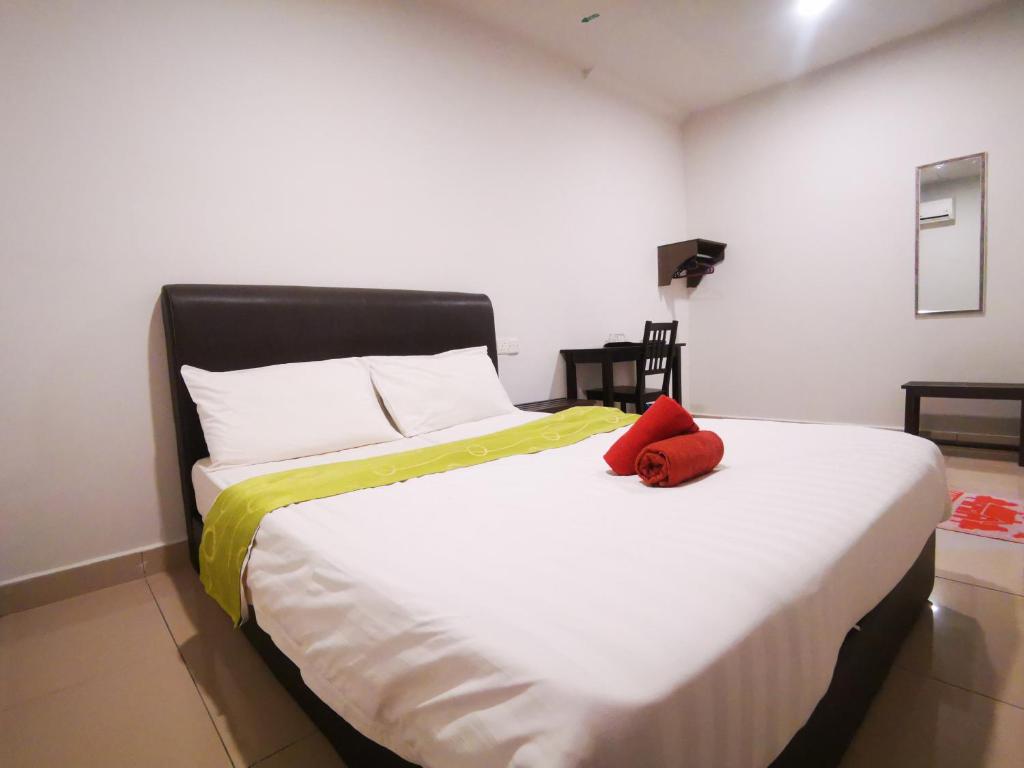Postel nebo postele na pokoji v ubytování Clover Hotel Port Dickson