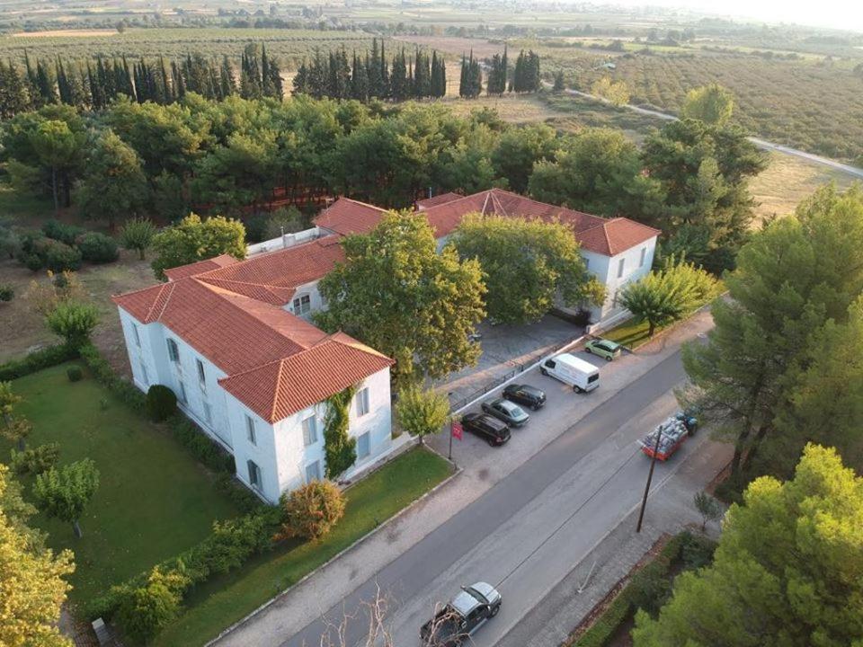 an overhead view of a house with cars parked in a driveway at Hotel Oiti in Loutra Ipatis