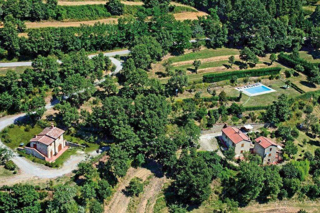 uma vista aérea de uma casa com piscina em Borgo Veronica by PosarelliVillas em Cortona
