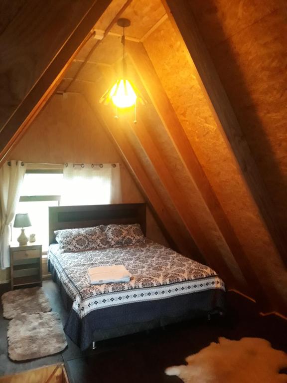 Ein Bett oder Betten in einem Zimmer der Unterkunft CABAÑA PARCELA VISTA HERMOSA