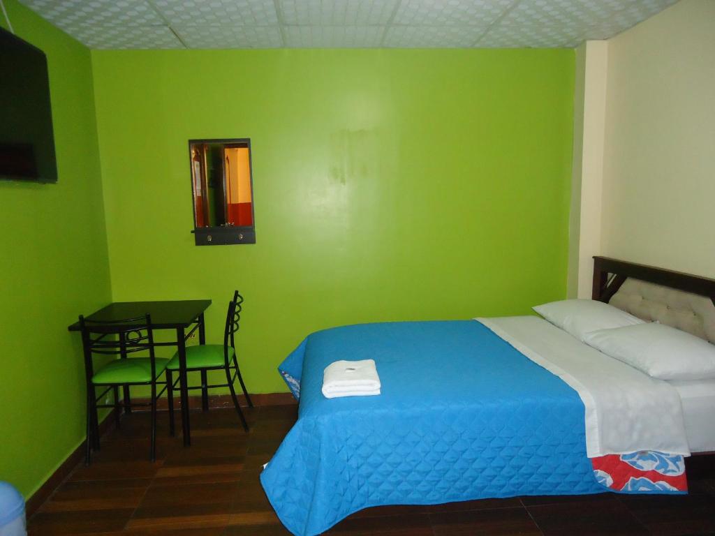 Postel nebo postele na pokoji v ubytování Hostal Bolívar Inn