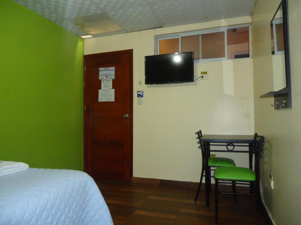 TV a/nebo společenská místnost v ubytování Hostal Bolívar Inn