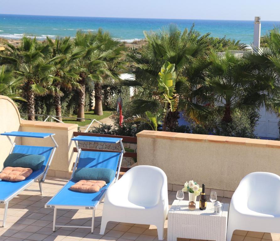 um pátio com cadeiras e vista para o oceano em La Veranda Sul Mare em Tre Fontane
