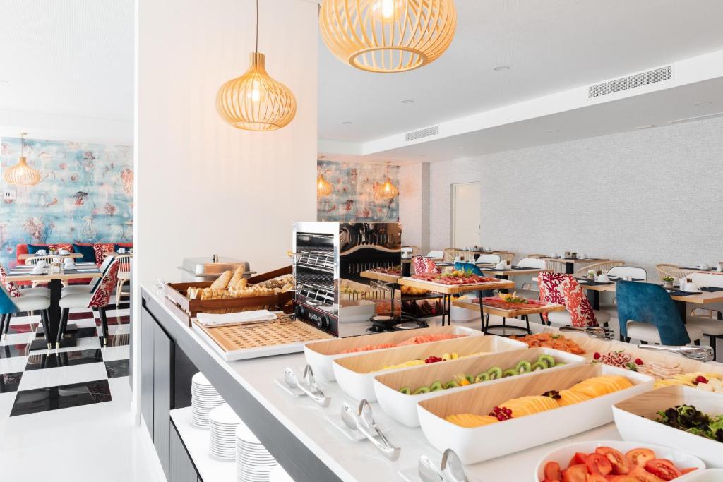 a buffet line with fruits and vegetables in a restaurant at Eurostars Matosinhos in Matosinhos