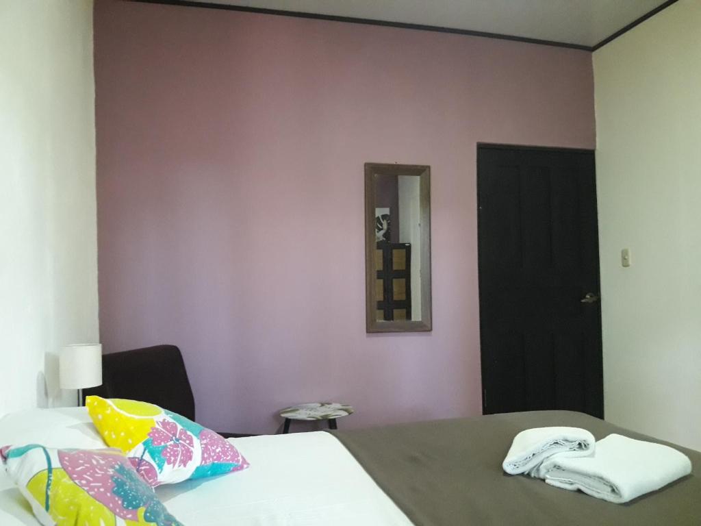Postel nebo postele na pokoji v ubytování Aracari Garden Hostel