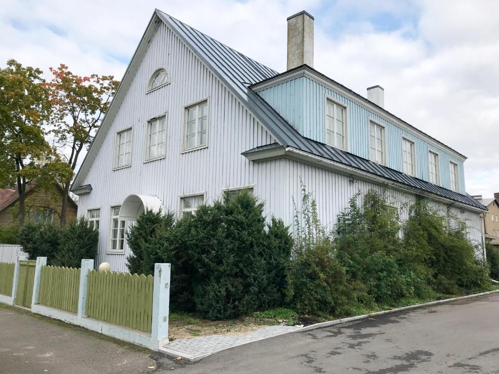 une maison blanche avec une clôture blanche devant elle dans l'établissement Villa Wesenbergh, à Rakvere