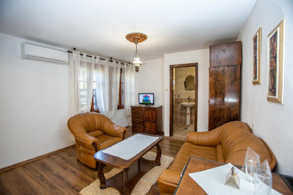 TV a/nebo společenská místnost v ubytování Oazis Family Hotel