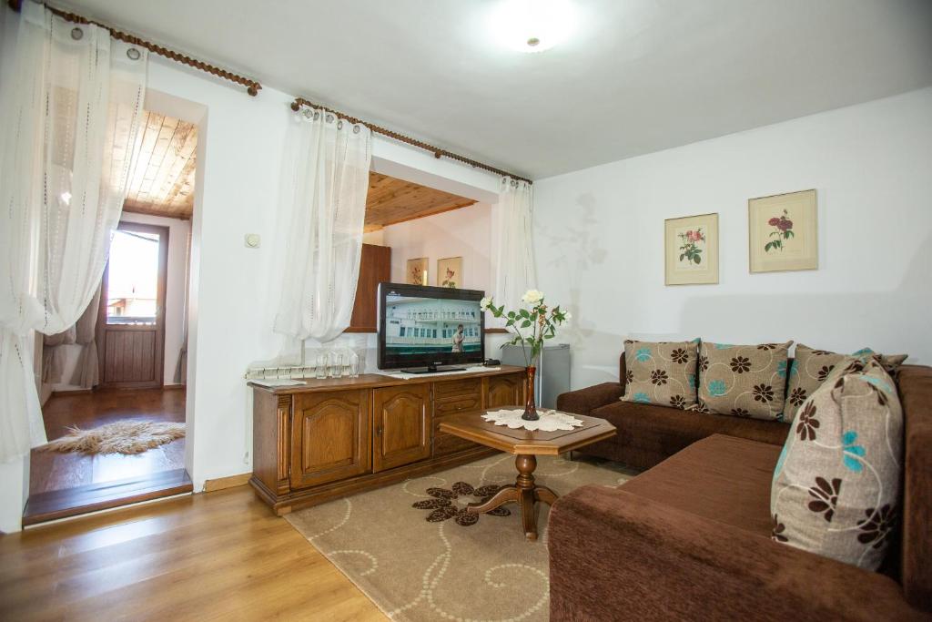 TV a/nebo společenská místnost v ubytování Oazis Family Hotel