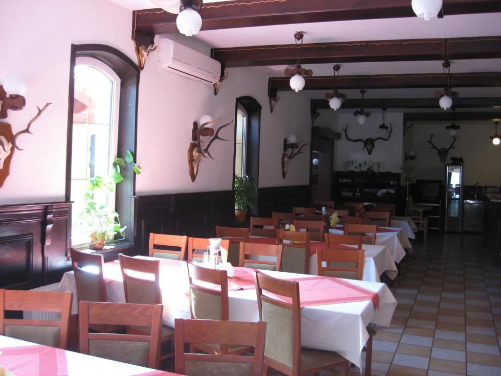 Reštaurácia alebo iné gastronomické zariadenie v ubytovaní Zajazd Idylla