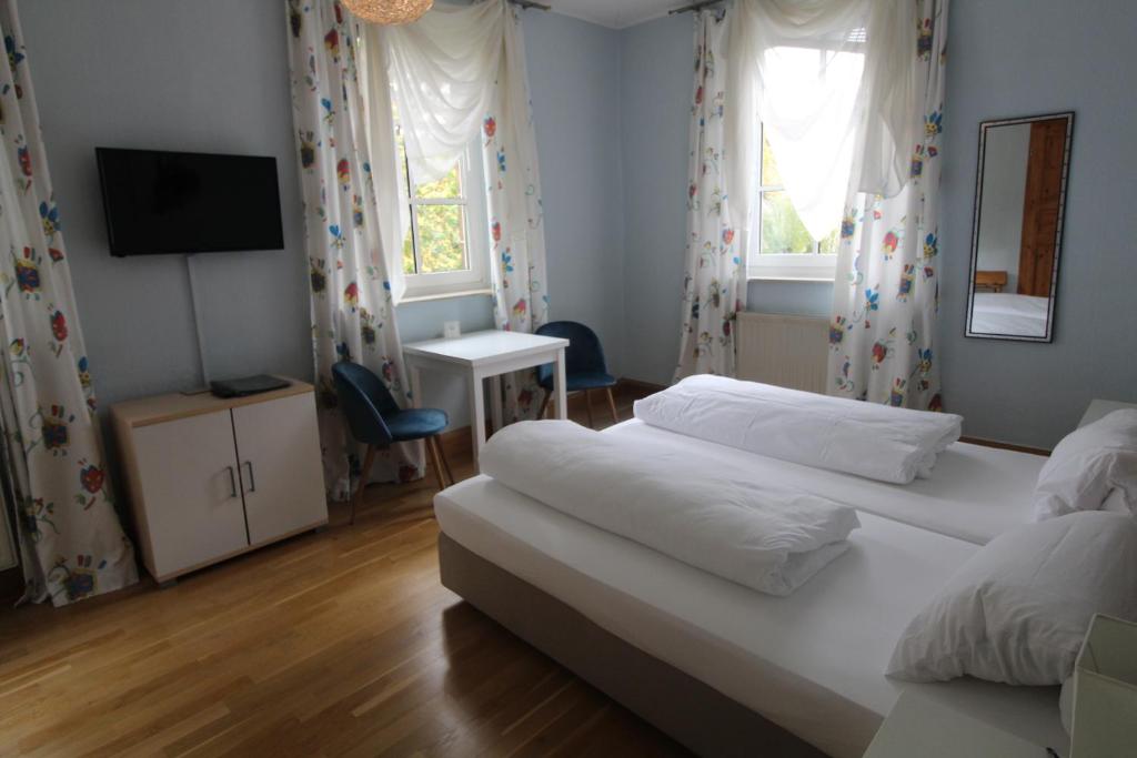 Postel nebo postele na pokoji v ubytování Hotel-Gasthof Opel