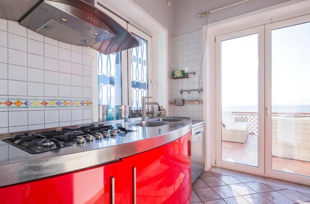 Kuchyň nebo kuchyňský kout v ubytování VILLA FUENTI BAY -Amalfi Coast-
