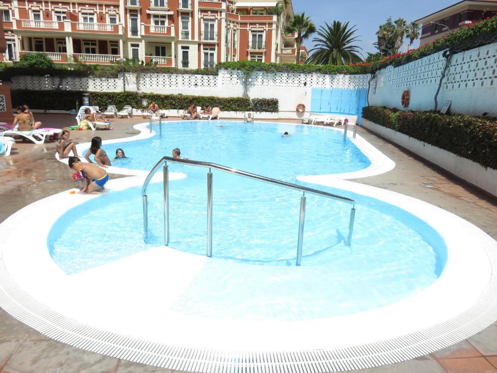 een groot zwembad met mensen erin bij Céntrico Loft en el Puerto de la Cruz con Wifi y cerca de la playa in Puerto de la Cruz