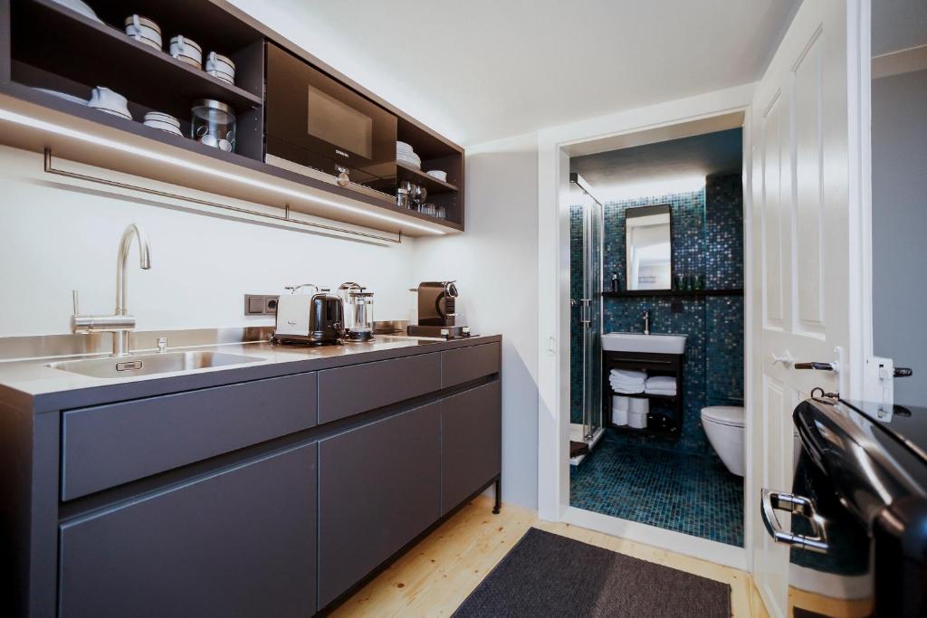 A kitchen or kitchenette at Clara Erdgeschosswohnung im Jüdischen Viertel