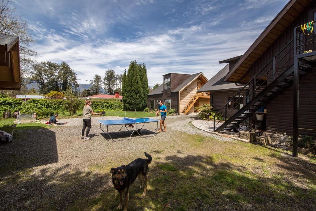 Um jardim no exterior de Lucky's Hostel