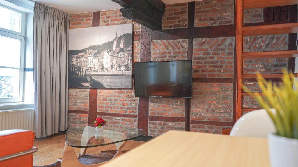 TV a/nebo společenská místnost v ubytování Amosa Liège City Centre Hotel