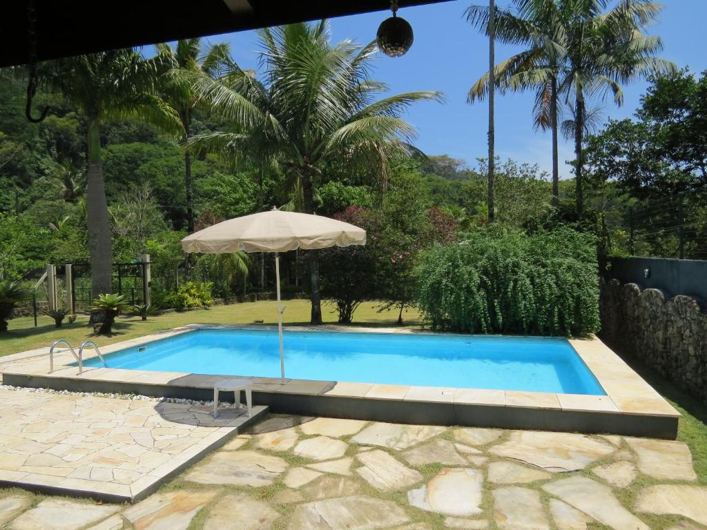 A piscina localizada em Casa da Josie em Maresias com piscina no pé da Mata Atlântica - 4 quartos ou nos arredores