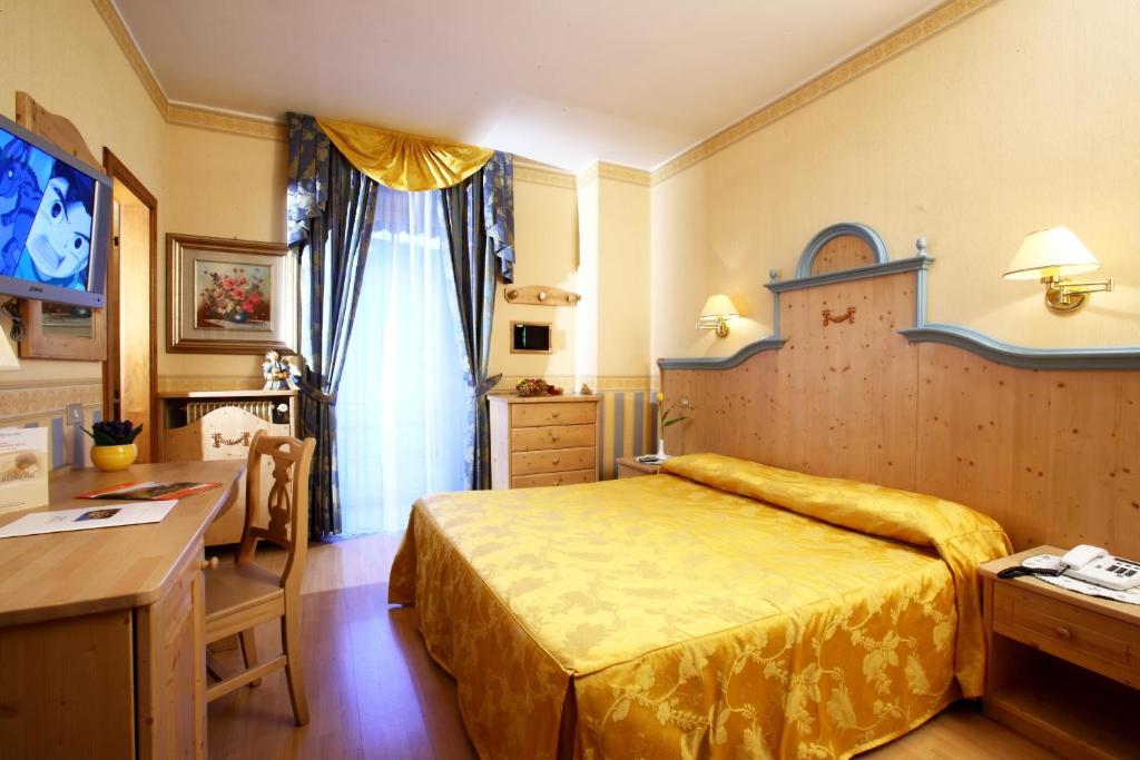 Postel nebo postele na pokoji v ubytování Alexander Hotel Alpine Wellness Dolomites