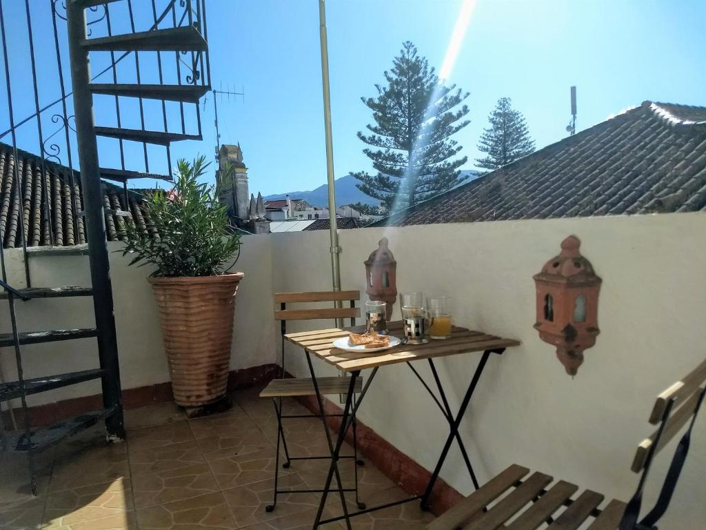 stół i krzesła na patio z oknem w obiekcie Casa Libertad w mieście Órgiva