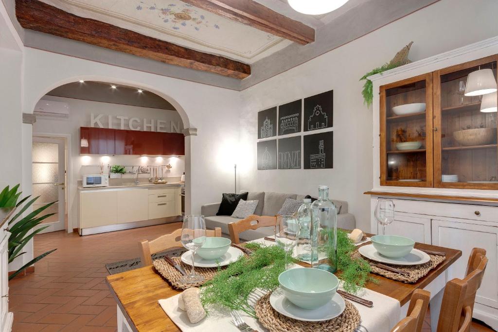 - une salle à manger et un salon avec une table et des chaises dans l'établissement Mamo Florence - Ghibellina Apartment, à Florence