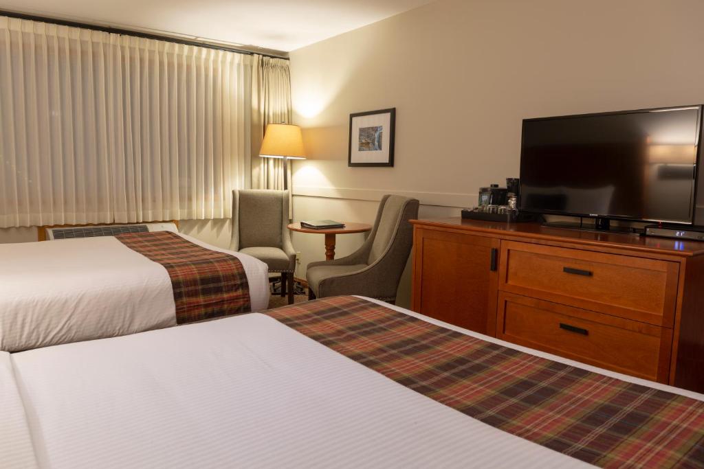 Una cama o camas en una habitación de Whistler's Inn