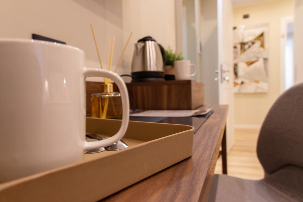 Coffee and tea making facilities at Prati 25.7 Suites in Rome