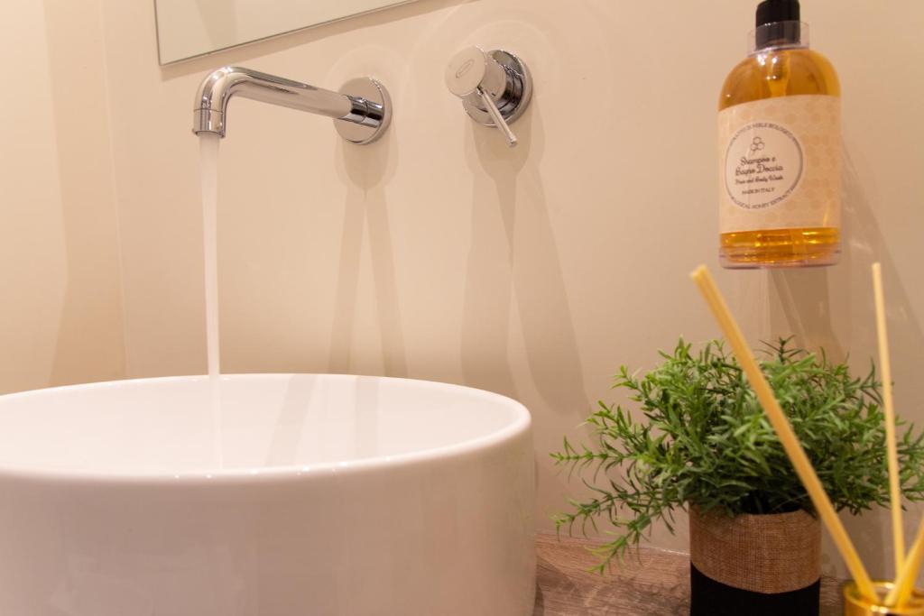 A bathroom at Prati 25.7 Suites in Rome