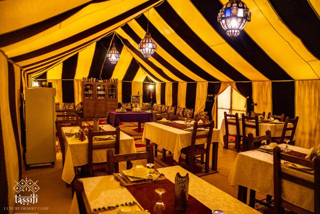 Restoran atau tempat lain untuk makan di Tassili Luxury Desert Camp