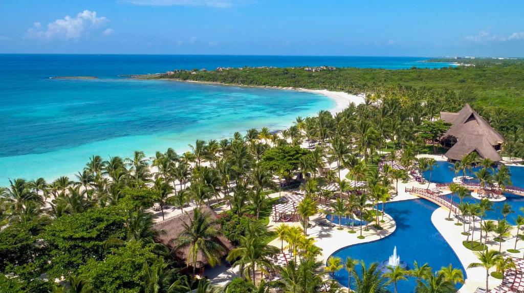 una vista aérea de la playa en el complejo Excelence punta cana en Barceló Maya Beach - All Inclusive, en Xpu-Ha