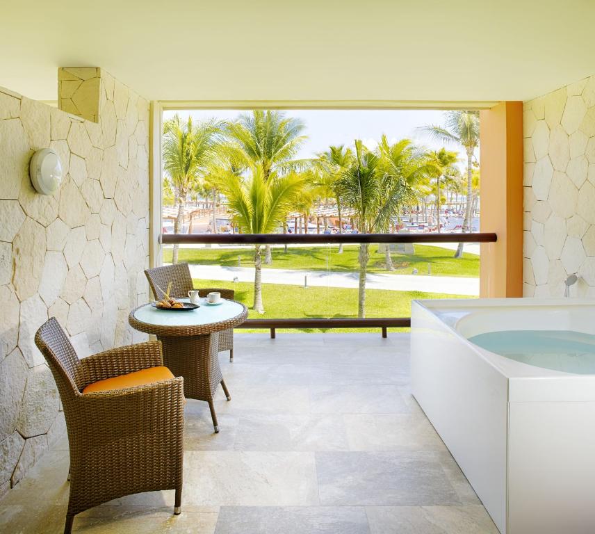 Bazén v ubytování Barceló Maya Beach - All Inclusive nebo v jeho okolí