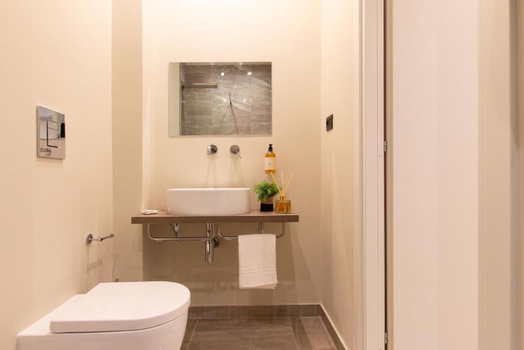 A bathroom at Prati 25.7 Suites in Rome