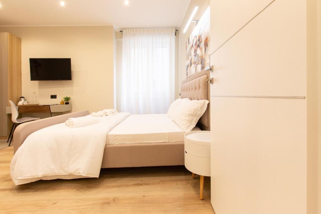 A bed or beds in a room at Prati 25.7 Suites in Rome