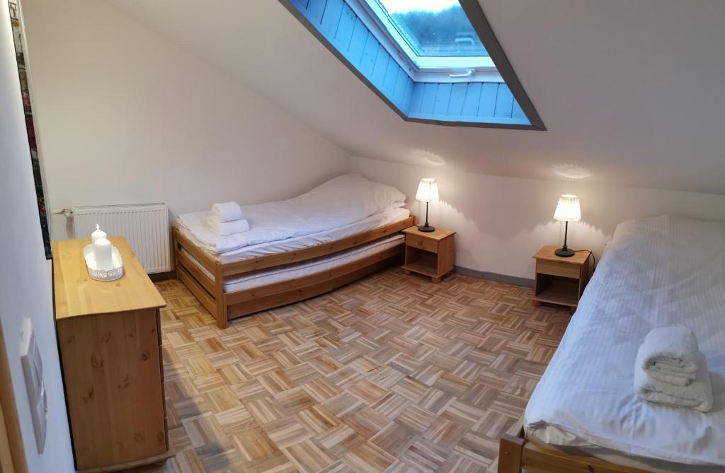 Schlafzimmer im Dachgeschoss mit 2 Betten und einem Dachfenster in der Unterkunft Lavender Hill in Messinghausen