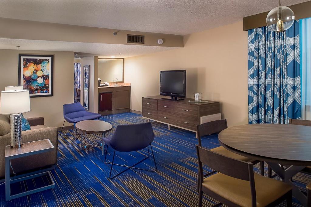 HoteLumiere at the Arch - Superior King Suite