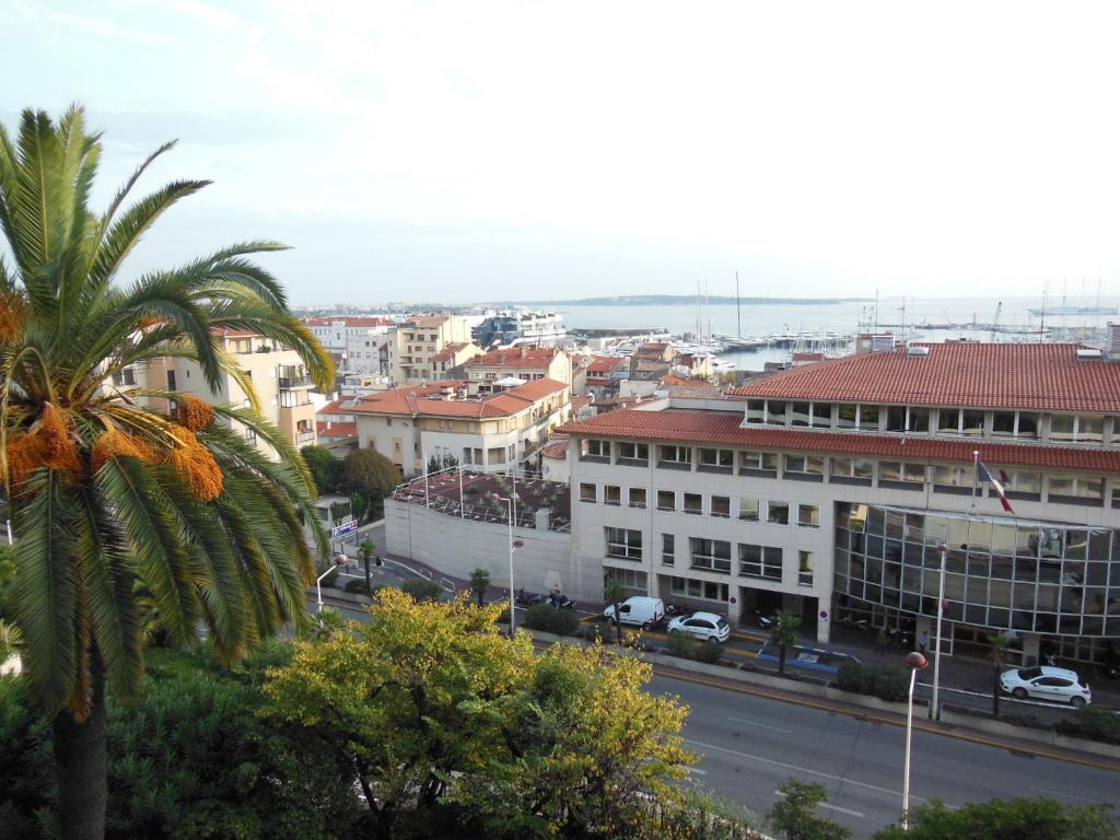 Gallery image of 2, 3 and 4 bedroom sea view Forville Apartments 5 mins from the Palais in Cannes