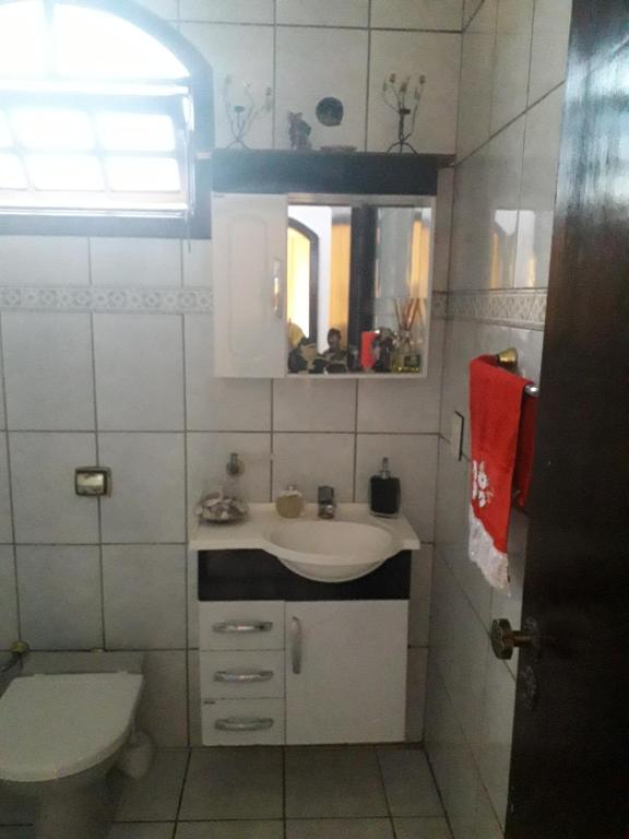 a bathroom with a sink and a toilet at Hospedagem domiciliar in Guarujá