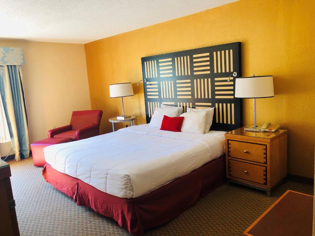 Postel nebo postele na pokoji v ubytování Hotel M Mount Pocono