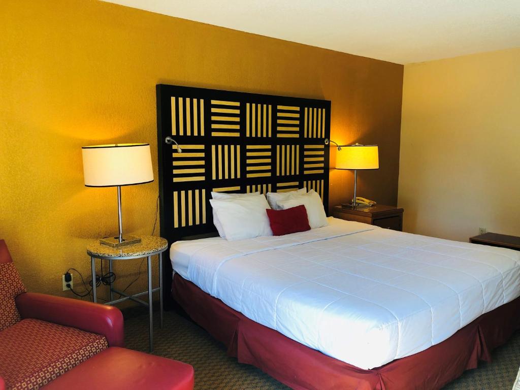 Postel nebo postele na pokoji v ubytování Hotel M Mount Pocono