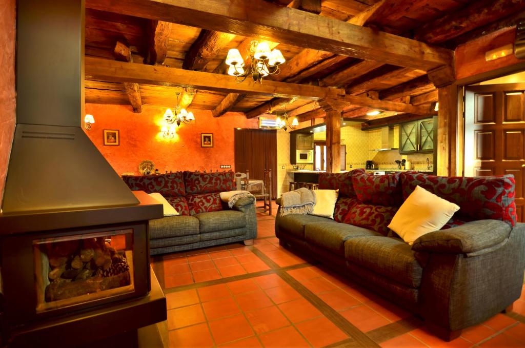 un salon avec des canapés et une cheminée dans l'établissement Senda Del Alba, à Fresneda de Cuéllar