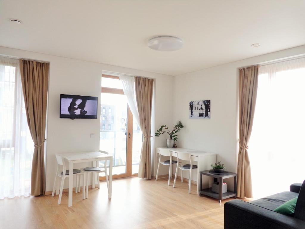 uma sala de estar com um sofá e uma mesa em Elzbietos centro apartamentai em Vilnius